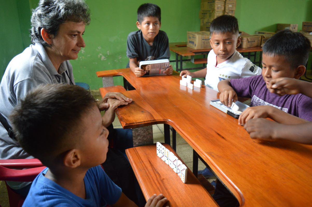 Sister Maria Jose teaches children at Santa María de los Cayapas Fiscal Unit